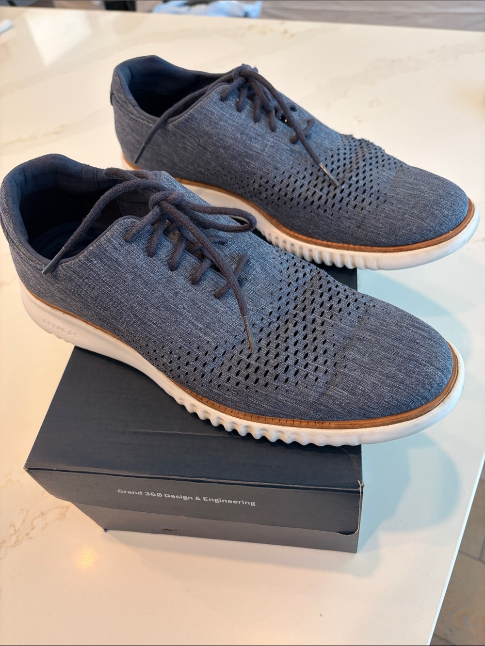 Men’s size 10M Cole Haan Blue lace up Oxford Shoe with White Sole
